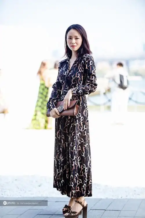 街拍江一燕豹纹图案长裙michaelkors手拿包气质优雅