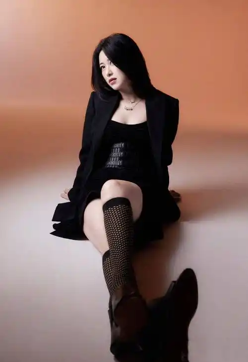 名媛朱珠拍时尚写真大片长筒袜秀出迷人漫画腿当妈后更有韵味