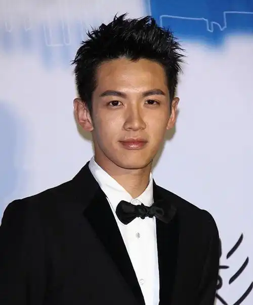 柯震东深夜回答粉丝十几个问题,谈及梦想仍奢望踏入演艺圈!_网易订阅