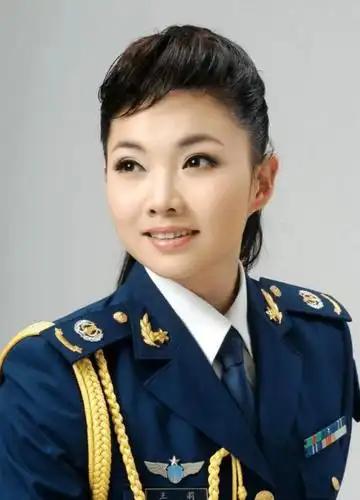 让王莉在年轻人群体中出名的,是她演唱的霍尊的《卷珠帘》,强大的实力