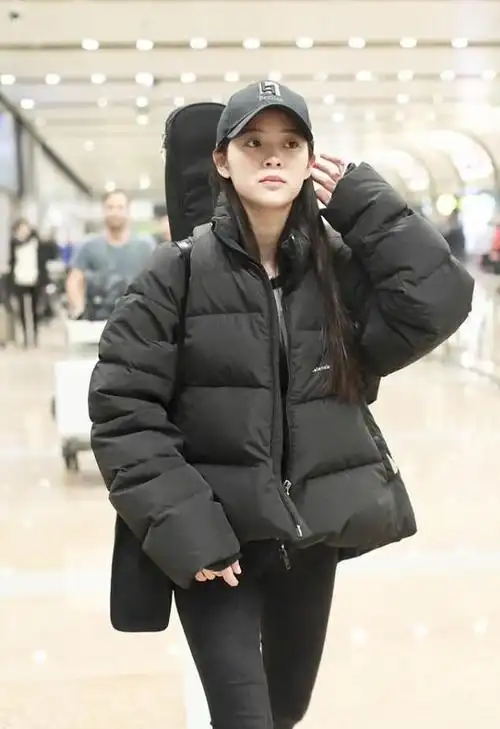 欧阳娜娜机场现身马丁靴搭铅笔裤显腿细身材好穿羽绒服不显胖