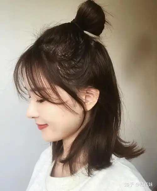 一些喜欢半扎发的女生来说,在炎炎夏日一定不能够错过这款半扎发发型