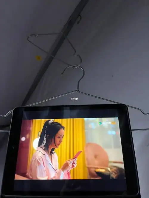 懒人不愿意拿着平板追剧 太重一个衣架不够那就两