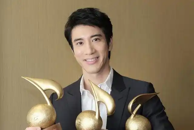 你别练了哥,太猛了!王力宏肌肉恩爱一块秀,长脸梳露额短发很帅