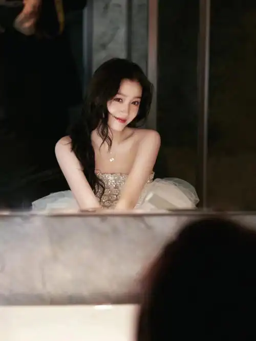 fred斐登心愿代言人关晓彤佩戴chance infinie系列珠宝96独特双扭线