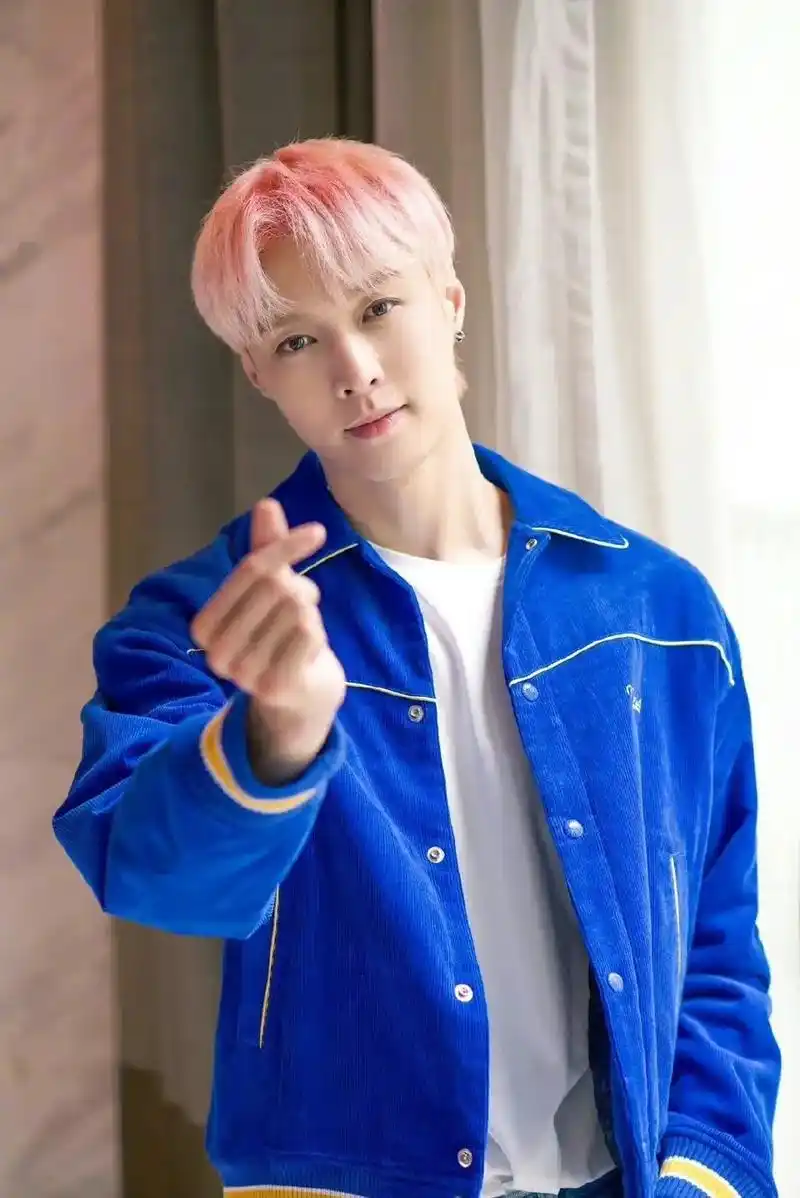 张艺兴粉发蓝衣比心照 虽然看不懂泰文,但张哥比心真的好帅@ - 抖音