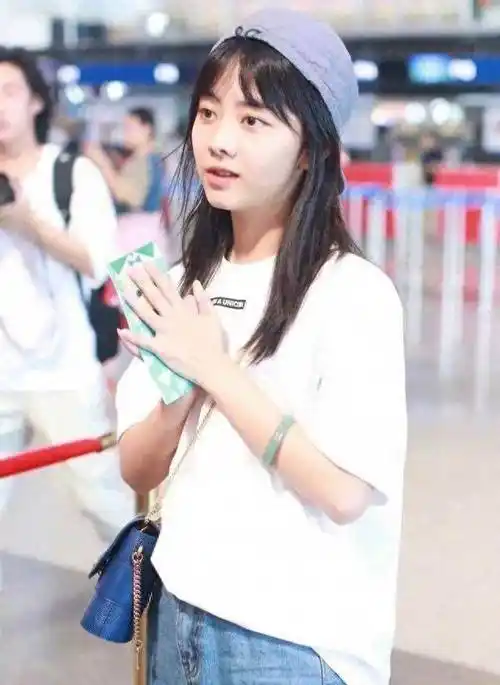 谭松韵现身机场,穿搭朴素像"路人",也照样抢尽风头!_衣服_配饰_服装