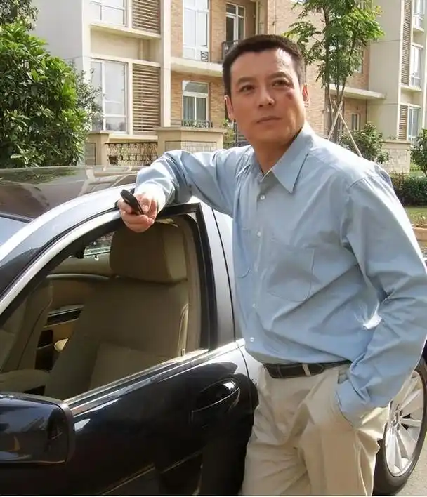 对于丈夫佟凡,赵越对他十分的满意,因为佟凡是个行动力非常强的男人.