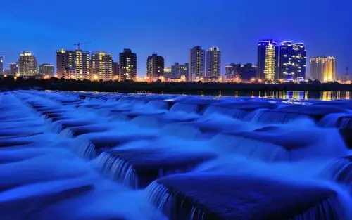 壁纸 城市,夜晚,瀑布,喷泉,建筑物,灯光