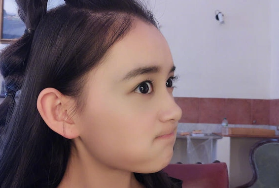 蒋依依晒表情包6连拍 为大家展示蒋式痴汉笑