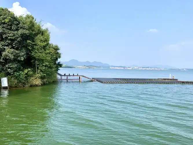 西海原来叫柘林湖,因为面积大而改名叫西海,湖水深邃纯净,平均水深45