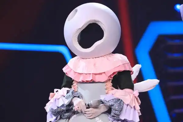 蒙面唱将猜猜猜背包客是谁 周深独特的嗓音引起众人关注