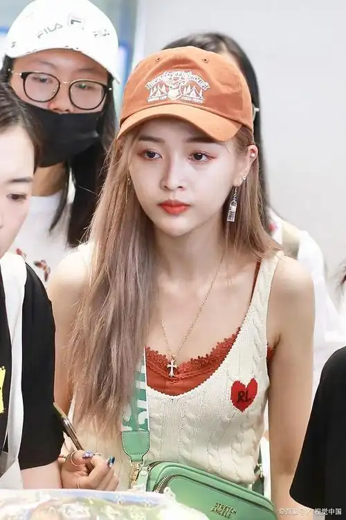 吴宣仪是一位有着甜美笑容和独特魅力的女歌手,她曾经是火箭少女101的