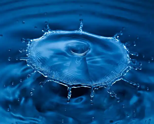 一滴水落在水面上弹起的部分跟第二滴落下的水滴相撞击形成的水花