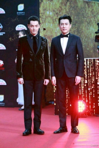 伪装者开播五周年靳东晒和胡歌合影两人表情搞怪友情珍贵