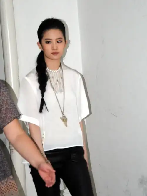 刘亦菲与景甜同框被批"难看",网友称其"仙女儿姐姐很一般"-度小视