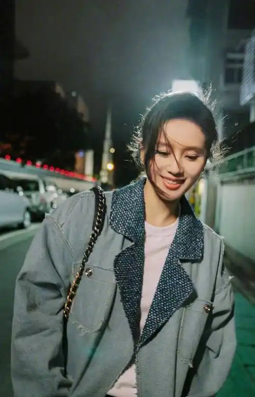 刘诗诗忙里不偷闲!