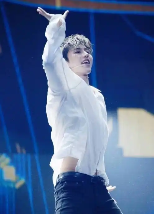 谁说蔡徐坤不男人?当他跳舞露出腹肌那一刻,网友:完全不输吴京