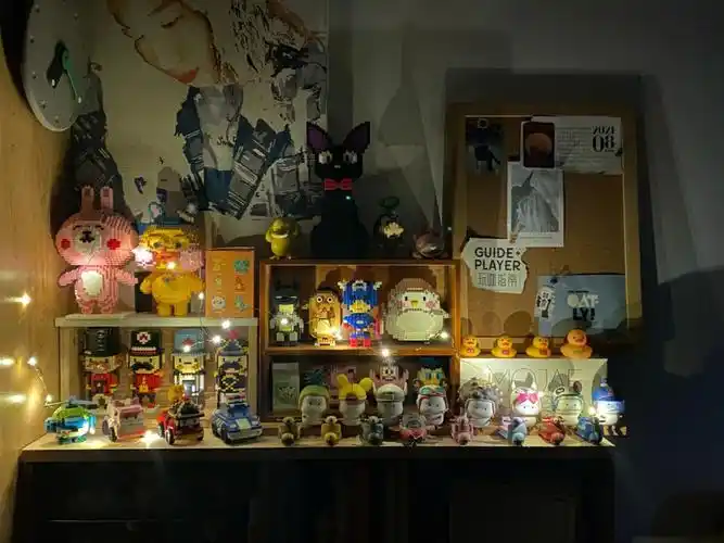 书桌一角废物利用灯带积木野萌君盲盒