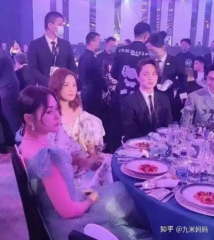 群星荟萃2021时尚芭莎慈善晚宴共募得善款1023万元真不少