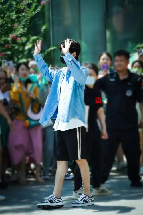 这浓密腿毛"女团腿"谁见谁迷糊  是少年感满满的淇淇子呀    #成毅