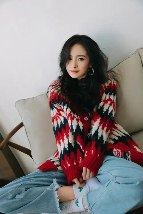 这样的衣服单品看起来也特别年轻化,还非常的保暖,杨幂的冬季穿搭造型