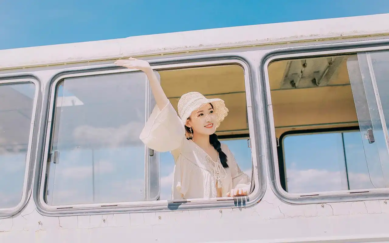 性感美女户外小清新唯美写真图片壁纸