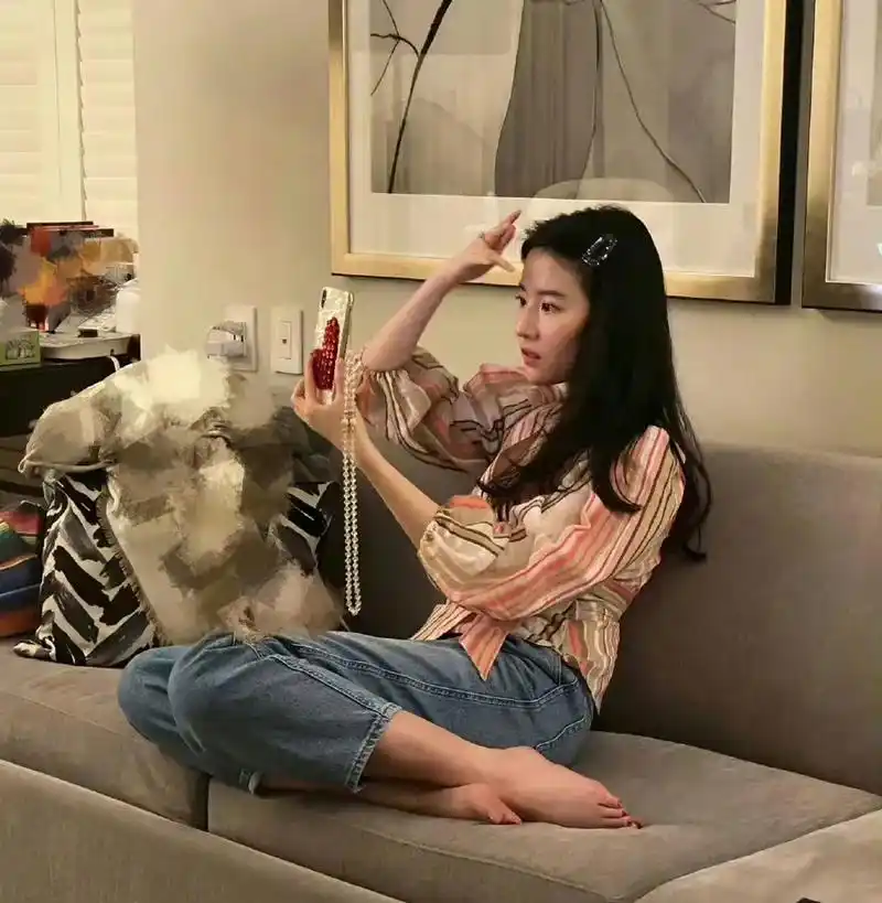 刘亦菲素颜裸脚照,还是你的神仙姐姐吗#刘亦菲# 676767#娱乐