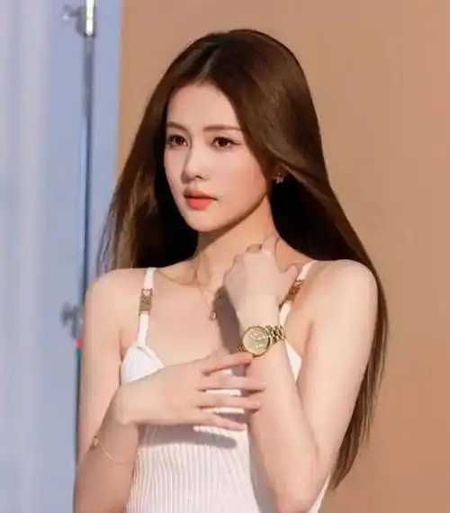 让我们一起欣赏白鹿的这张照片,感受她的时尚魅力和完美曲线给我们