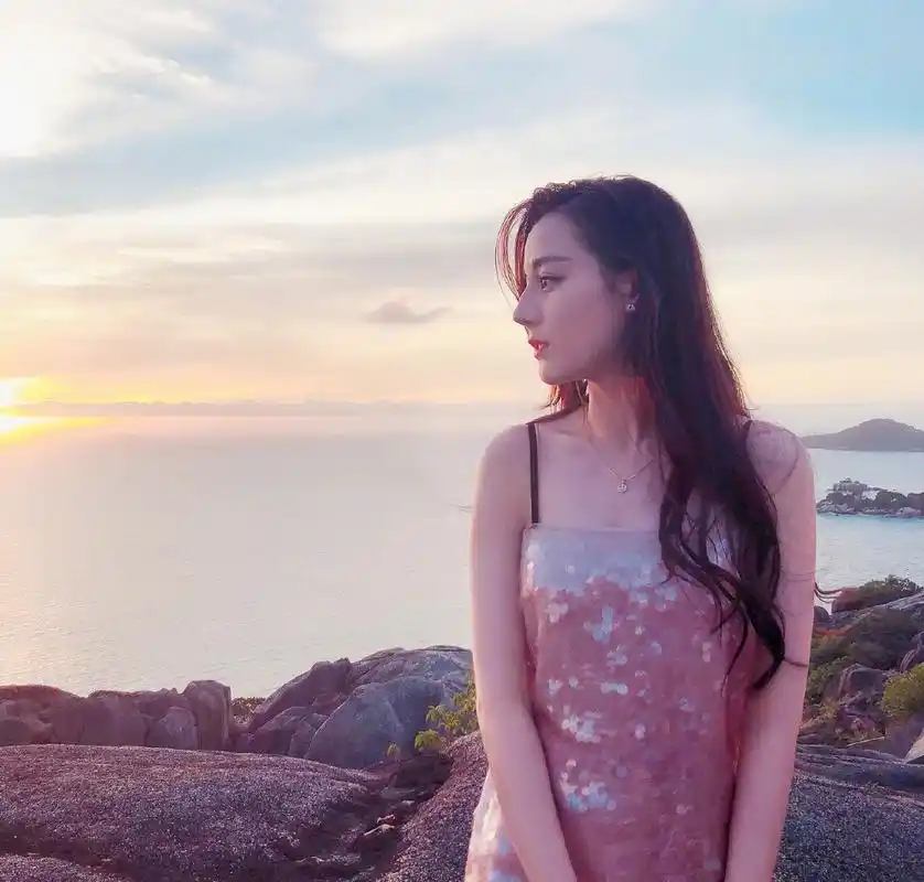 迪丽热巴头像图片 唯美夕阳背影侧颜头像图片