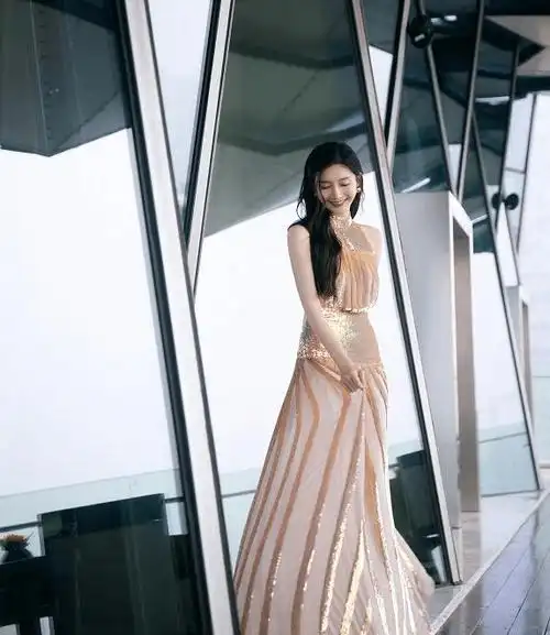 江疏影"金色露背礼服":大秀时尚,撩人心弦_明星_造型_心情