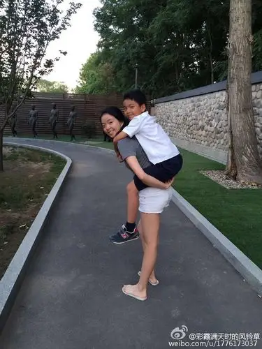 王中磊女儿晒与家人欢乐时光 豪宅后花园柏油路环绕