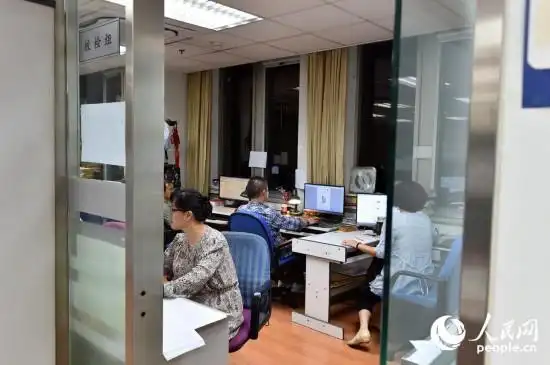 2015年6月11日23:25,人民日报校对员正在逐字逐句对报样进行校对.