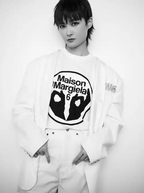 李宇春白色西服酷帅写真