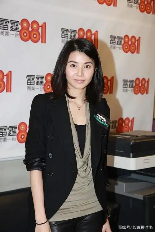 郑伊健的妻子蒙嘉慧身材保持真好,腿又细又长,一点不像中年人