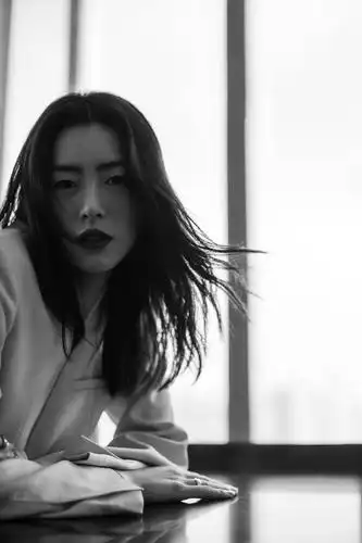 刘雯西装造型又a又飒侧脸精致迷人锁骨线条太抢镜