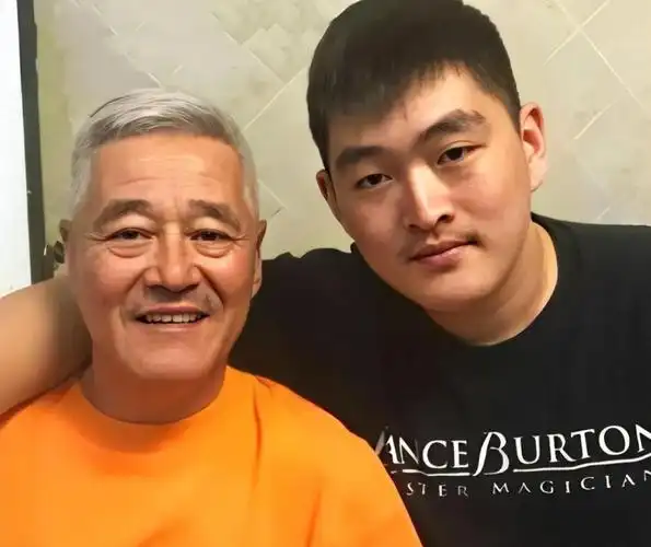 比如郭德纲和郭麒麟.