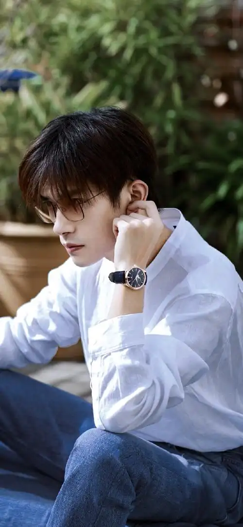 易烊千玺首张个人实体专辑##易烊千玺法国晚宴侧拍