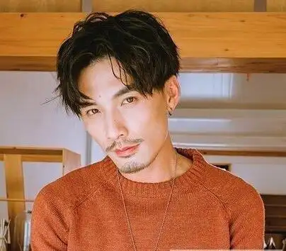 纹理烫发型图男中分简约自然中有些很酷-好发型