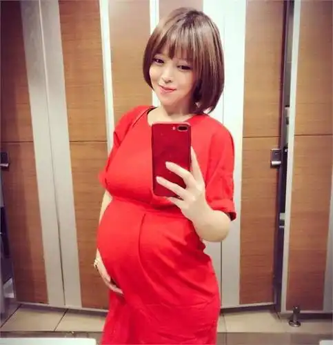 台女星怀孕8个月地铁好心让座 却被老奶奶猛撞肚子紧急住院(2)