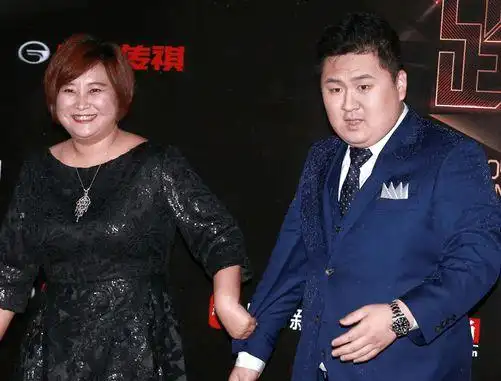 贾玲"恋情"曝光后 与"男友"不避嫌 冒雨走红毯发抖_网易订阅