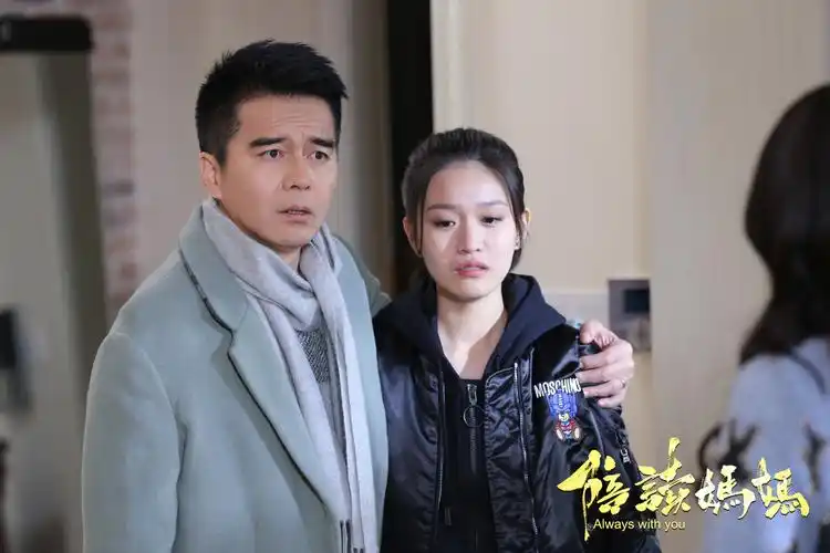 儿子杨洋(王文轩 饰)车祸后意志消沉,老公杨益忠破产,胡媛媛(邬君梅饰