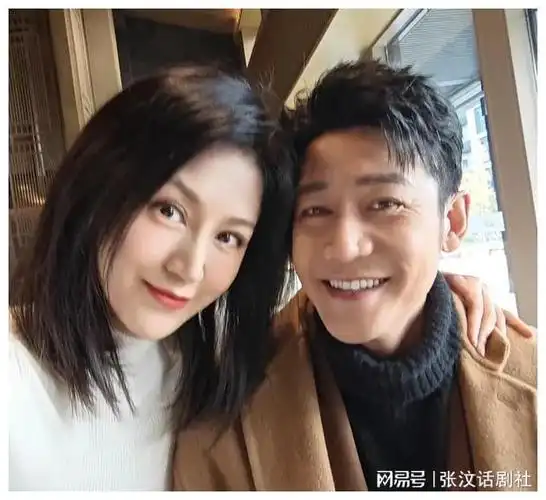 鲍蕾与老公甜蜜自拍,48岁陆毅头顶长出白头发,眼尾褶子也不少