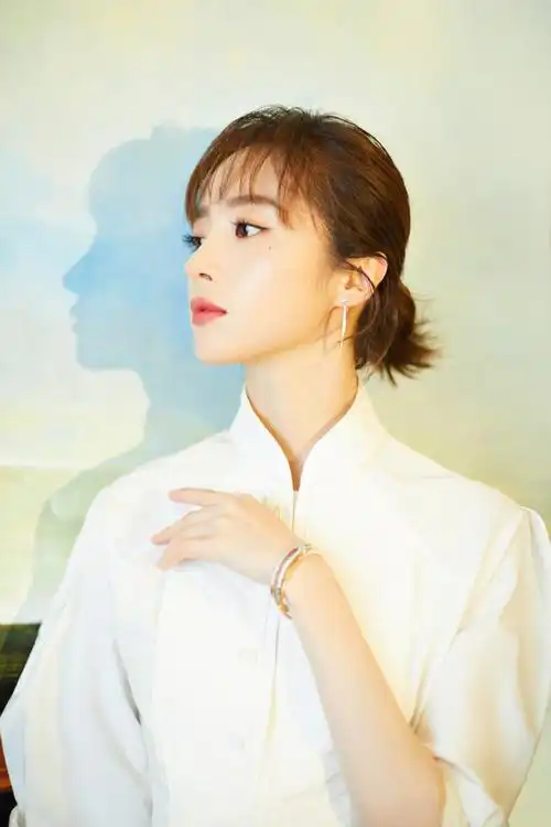 简介:胡冰卿优雅灵动写真图片,分享一组胡冰卿图片给大家,图中的明星