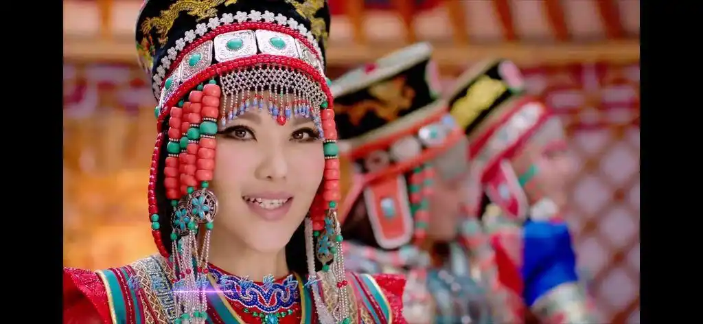 躲汉子乌兰图雅的嗓子其实还可以她错就错在非要去唱托娅的歌