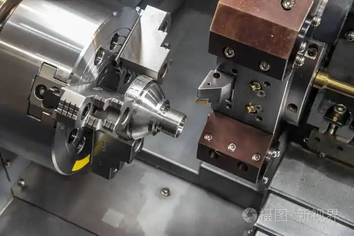 数控车床或车削机在金属锥形零件上切割螺纹.高技术制造工艺.照片-正