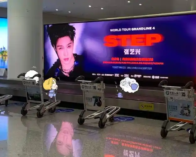 张艺兴[超话]#蕾酱小团子在机场看到了↓!