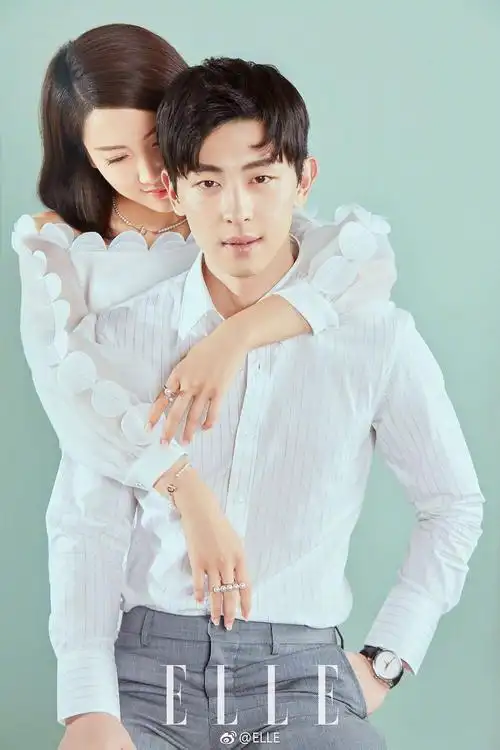 感觉邓伦如果遮住嘴或者微笑就会好看很多