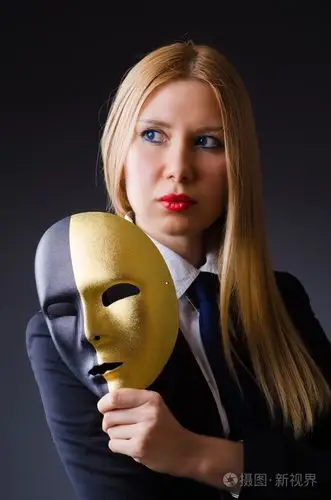 戴着面具的虚伪概念中的女人