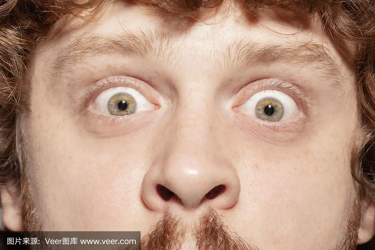 特写美丽的白人年轻人的脸,集中在眼睛